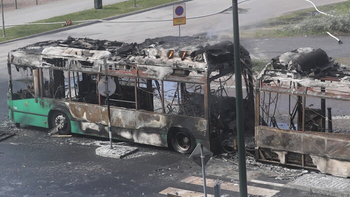 Utplånad buss efter en intensiv brand på en gata i Helsingborg.