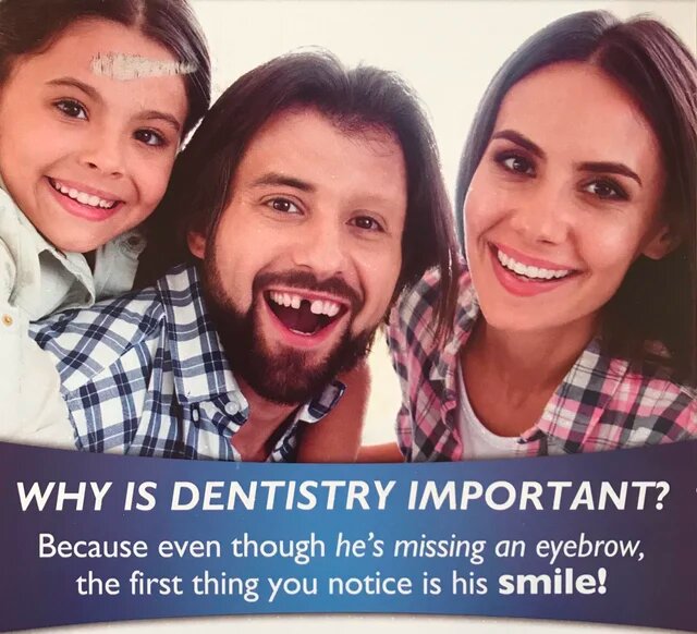 En familj som ler med texten "Why is dentistry important?" som fokuserar på mannens leende.