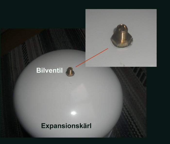 Vitt expansionskärl med detaljbild av bilventilen för att visa kontrollpunkt för läcksökning.