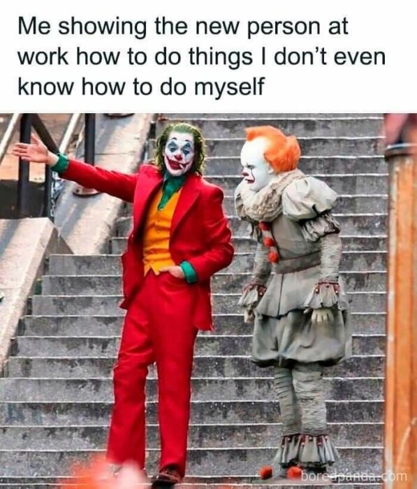 Två personer utklädda som Joker och Pennywise står på en trappa, med text som beskriver en humoristisk situation.