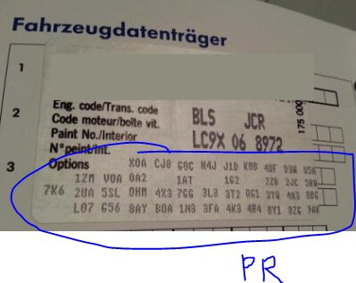 Bild av ett fordonsservicehäfte med en lista över PR-nummer, markerade för att visa exempel på nummer som inte matchar reservdelarna.