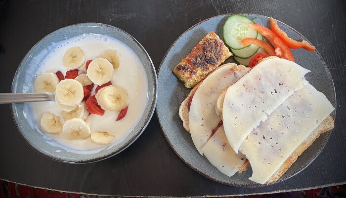 Frukost med fil och jordgubbar, ostmacka med krusbärsmarmelad, potatiskaka och färska grönsaker.