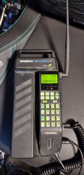 En gammal Mobira Talkman NMT mobiltelefon med antenn och nummertangentbord.