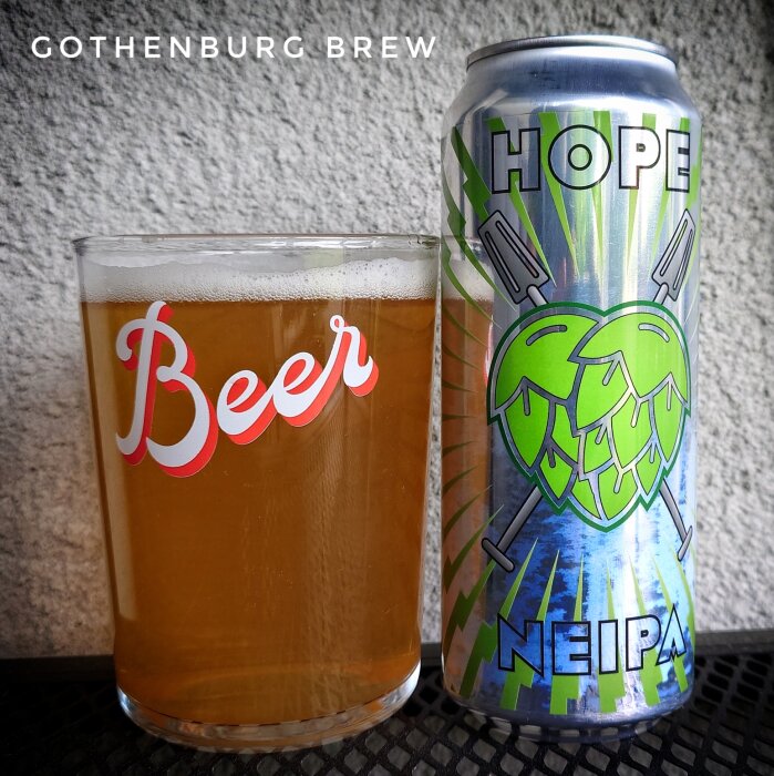 Ett glas öl och en burk NEIPA från Gothenburg Brew, med texten "HOPE".