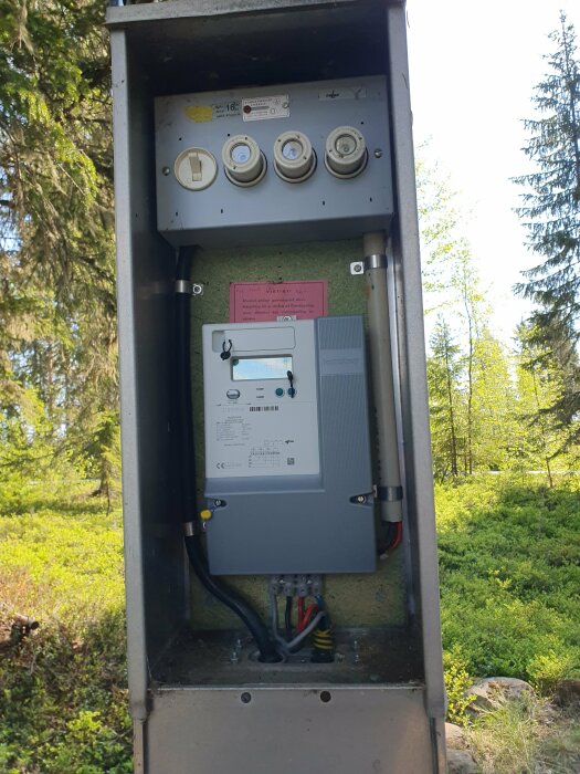 Elektriskt mätarskåp med huvudsäkringar och platsbegränsning för ytterligare installationer.