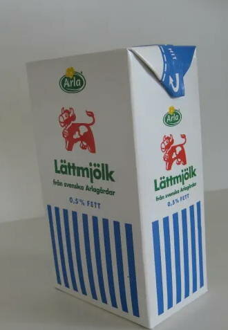 Arla Lättmjölk-förpackning med blå ränder och röd ko, från svenska Arlagårdar, 0,5% fett.