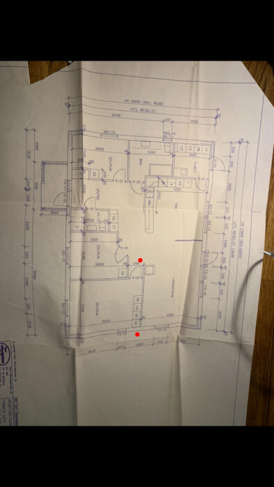 Ritning över en lägenhetsplan med markerad potentiellt bärande vägg mellan rum.