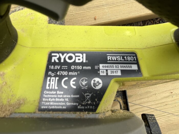 Närbild på en använd Ryobi cirkelsåg med modellnummer och specifikationer synliga.