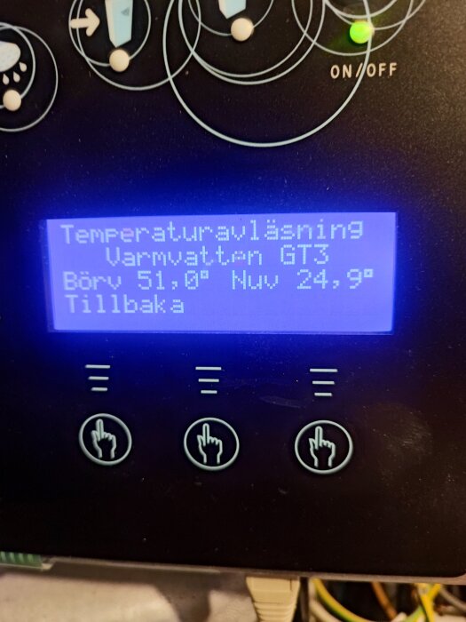 Display på en värmepump som visar temperaturinställningar för varmvatten.