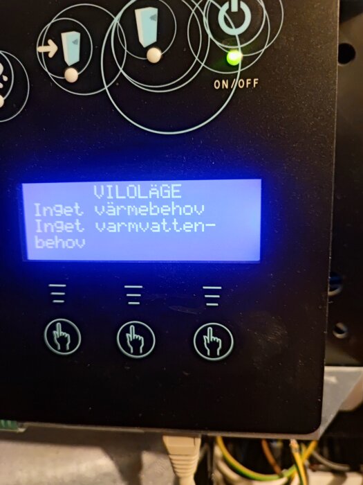 Display på värmepump som visar felmeddelande "Inget varmbehov Inget varmvatten