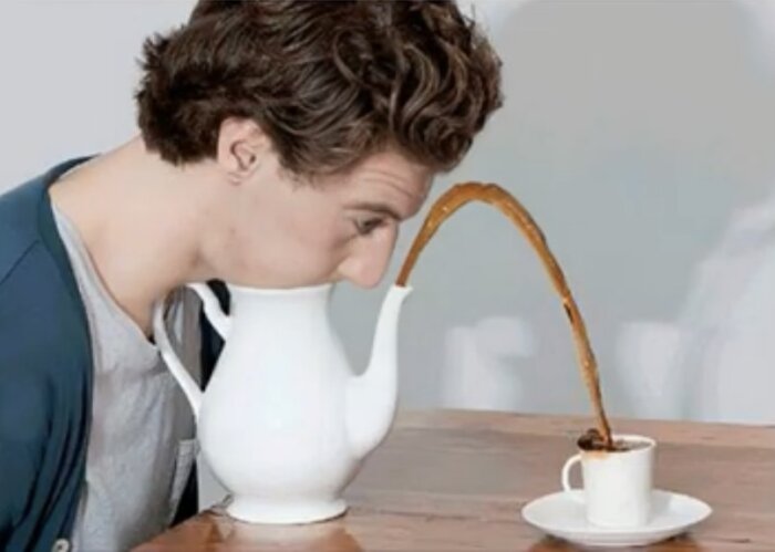 En person tittar förvånat på en kaffestråle som bågnar från tekanna till kopp.