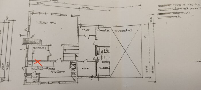Ritning av källarvåning där en vägg markerad med rött kryss föreslås att tas bort.
