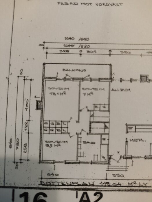 Sektionsritning av ett övre plan i en byggnad med måttangivelser och rum betecknade som sovrum och allrum.