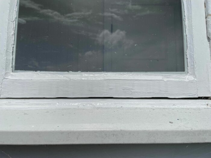 Närbild på fönster i sekelskiftesvilla där fönstret och blecket inte tätar ordentligt.