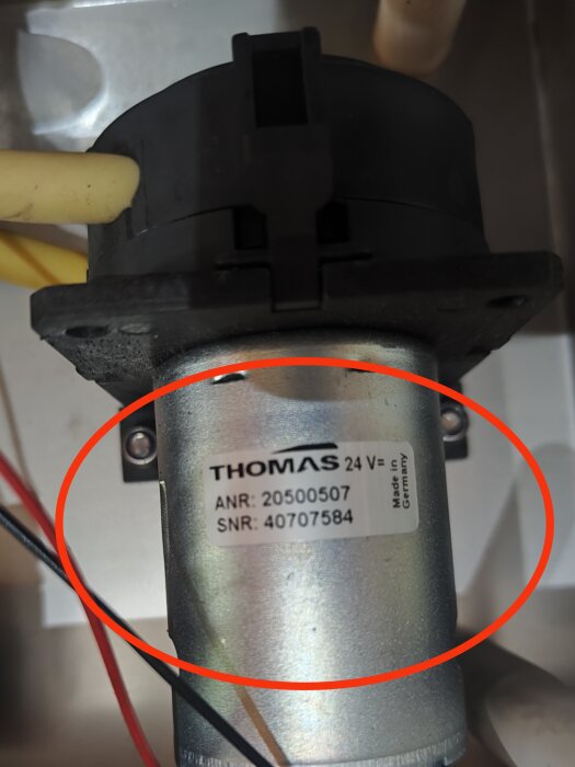 Närbild av en THOMAS doserpump för avlopps anläggning märkt "Made in Germany" med synlig modellnummer.