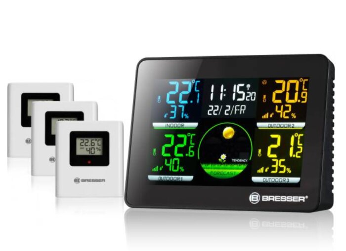 Digital väderstation och trådlösa termometrar som visar inomhus- och utomhustemperatur samt luftfuktighet.