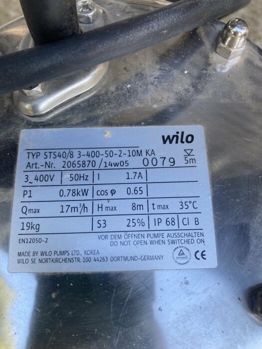 Specifikationsetikett på en Wilo drain STS 40/XX 3-fas dräneringspump med tekniska detaljer och varningsinformation.