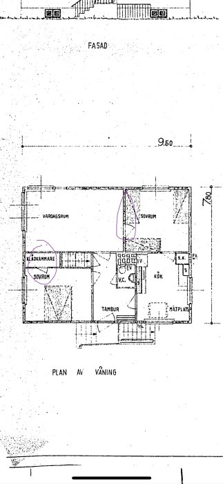 Ritning av en 1940-talshus våningsplan med markerade väggar för omplanering.