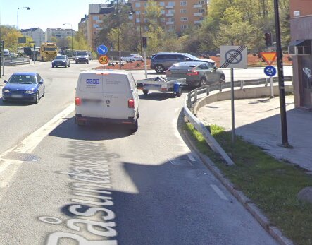 Trafik i en cirkulationsplats med flera körfält, sett från Råsundavägen västerifrån.