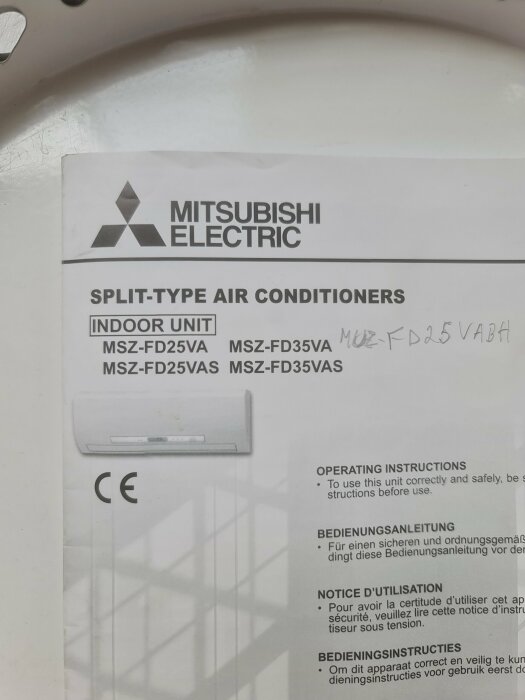 Manual till luftvärmepump av märket Mitsubishi Electric, split-type air conditioners, med modellnummer MSZ-FD25VA och MSZ-FD35VA på framsidan.