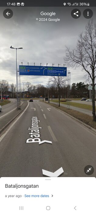 Vägskyltar på en rondell i Jönköping, riktningar mot Helsingborg, Göteborg, Nässjö och Stockholm, med "Bataljonsgatan" markerat på vägen.