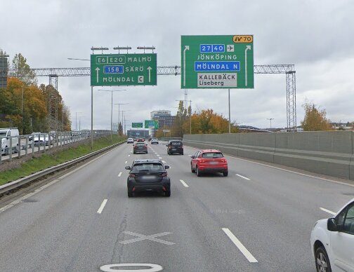 Motorväg med trafikskyltar som visar riktningarna mot Malmö, Jönköping och Mölndal samt flera bilar i olika filer.