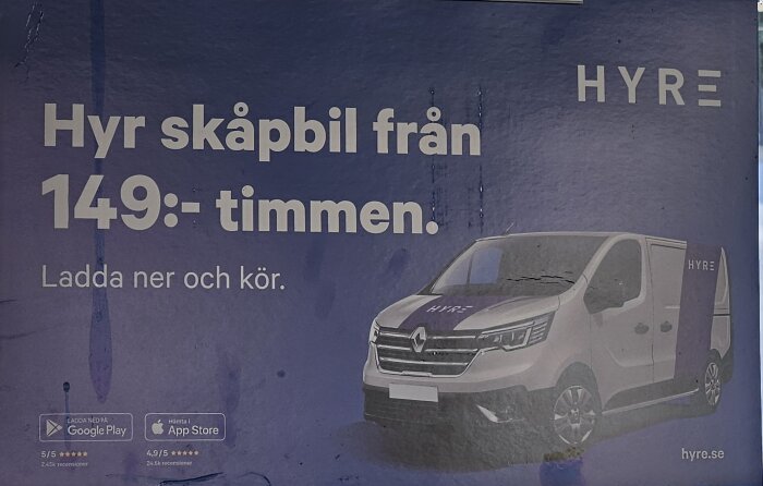 Reklamskylt för Hyre som visar en skåpbil och texten "Hyr skåpbil från 149:- timmen. Ladda ner och kör." med nedladdningslänkar till Google Play och App Store.
