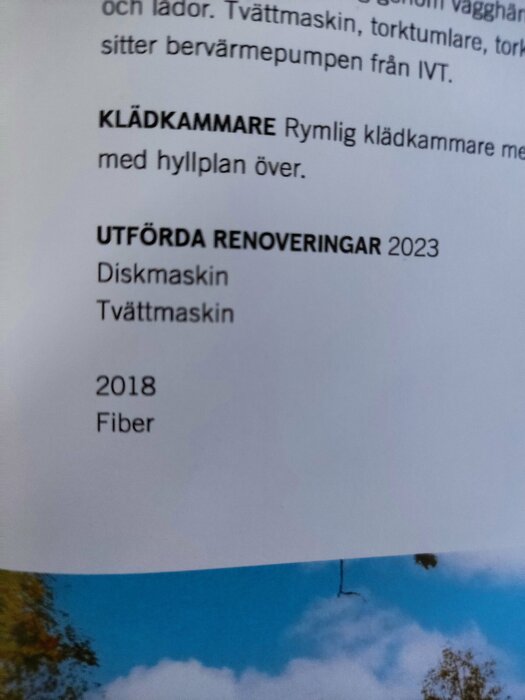 Lista från prospekt med texten "KLÄDKAMMARE Rymlig klädkammare med hyllplan över" och "UTFÖRDA RENOVERINGAR 2023 Diskmaskin Tvättmaskin" och "2018 Fiber" över en blå himmel.