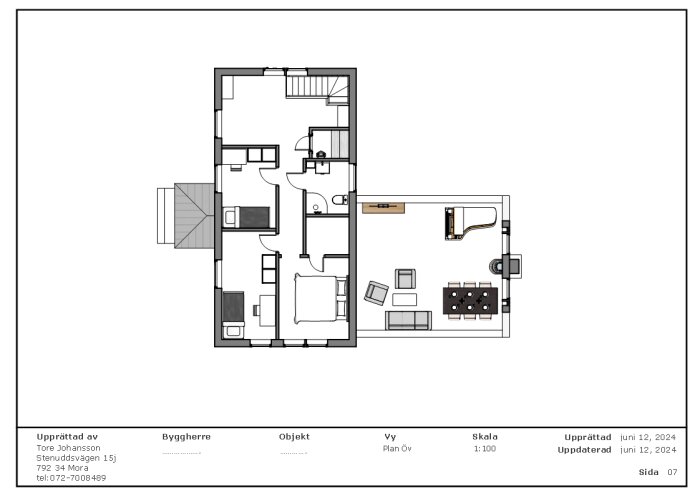 Planritning av ett hus i fågelperspektiv som visar en huvudbyggnad med två sovrum, ett badrum och ett vardagsrum samt en utbyggnad med matplats och piano.