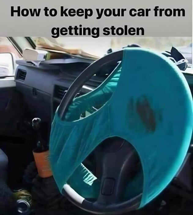 Bild av en bilratt täckt med ett par turkosa underkläder. Text ovanför bilden lyder "How to keep your car from getting stolen".