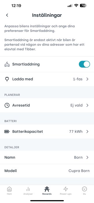 Inställningsmeny i en app för elbilens smartladdning med alternativ för att sätta avresetid, laddningskapacitet och modellinformation.