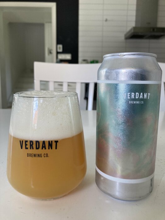 Glas och burk med pale ale från Verdant Brewing Co.