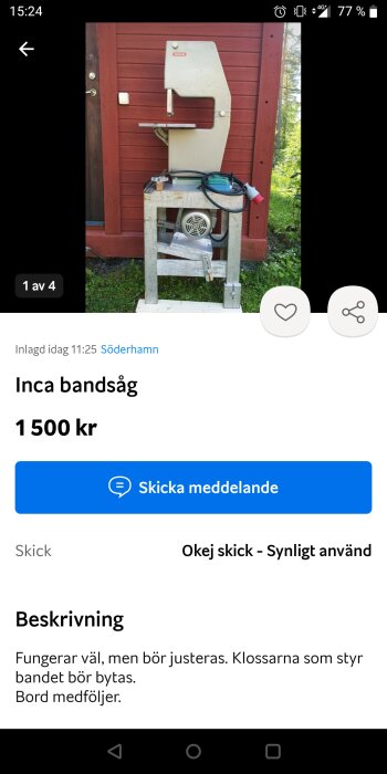 Inca bandsåg som står på ett bord utomhus mot en röd byggvägg. På bordet finns en motor och en elsladd.