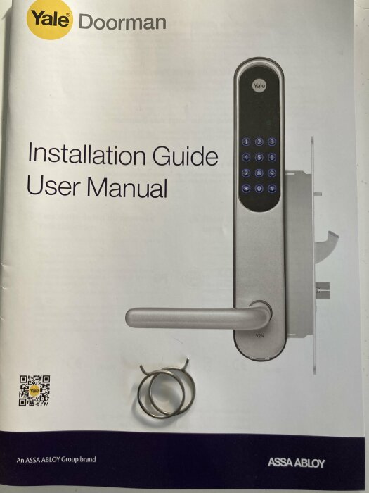 Installationsguide för Yale Doorman dörrhandtag med fjäder på framsidan av manualen.