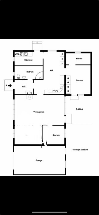 Planskiss av hus med vardagsrum, kök, hall, två sovrum, kontor, badrum, klädvård, garage och utomhusdelar som trädäck och stenlagd uteplats.