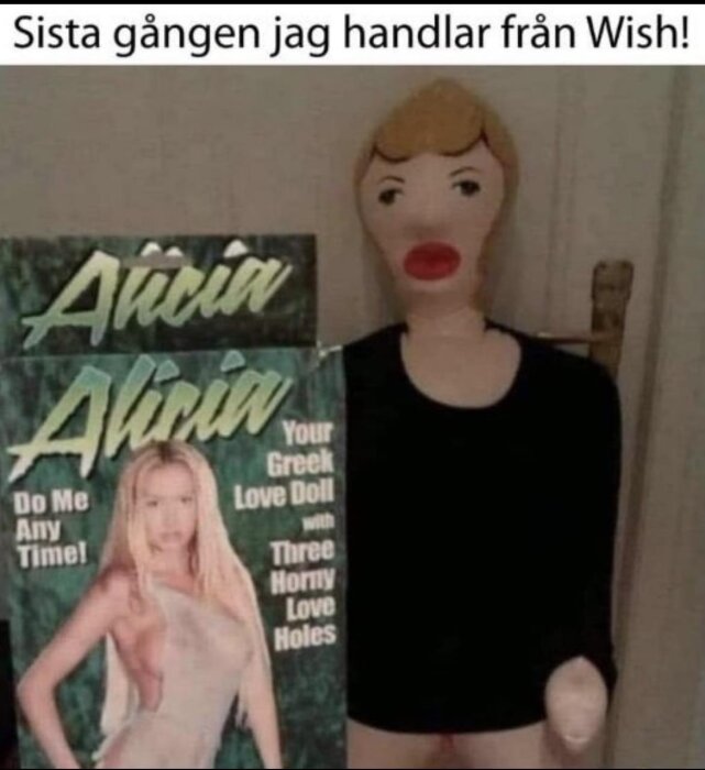 Uppblåsbar docka i svart tröja bredvid en förpackning med en bild av en annan docka och texten "Sista gången jag handlar från Wish!" överst.