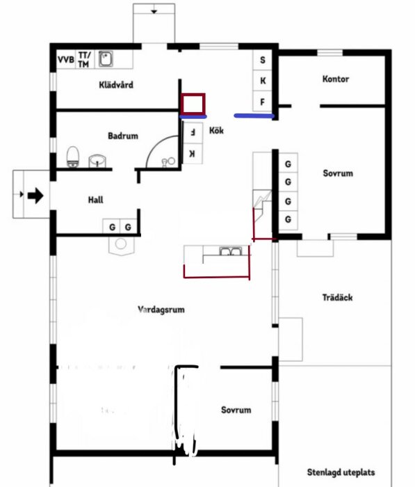 Planskiss av en bostad med utmärkta områden för kök, vardagsrum, sovrum, badrum, klädvård, kontor och trädäck. Förslag markerade med röda och blå linjer.