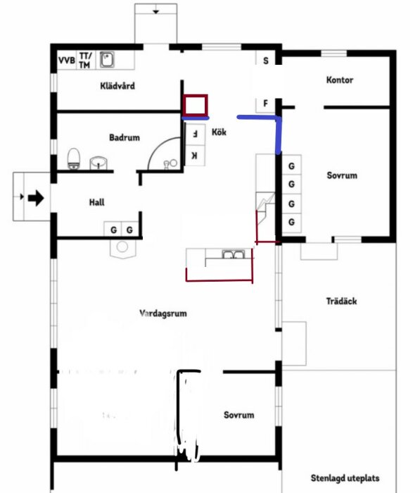 Planritning av ett hus med kök, vardagsrum, sovrum, badrum, klädvård, hall och kontor. Flera dörrar och väggar är markerade med blåa och röda linjer.