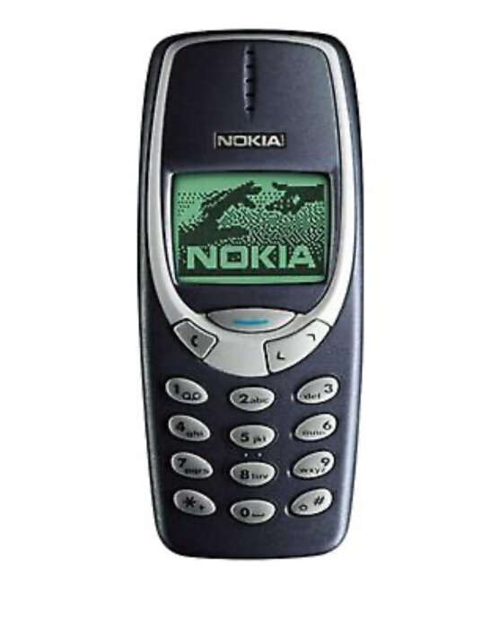 En äldre modell av en Nokia-mobiltelefon med en grönmonokrom skärm och fysiska knappar.