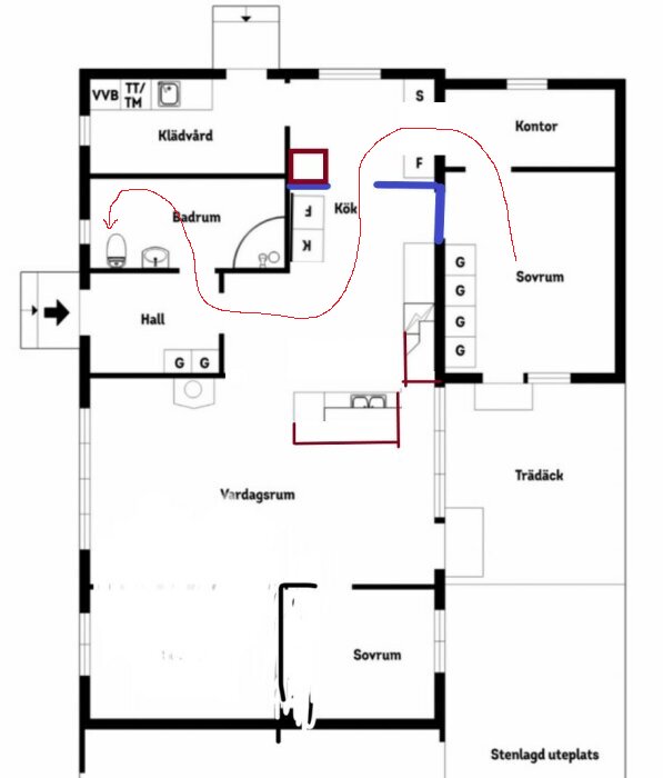 Planritning med röda och blå linjer som markerar kommunikationsvägar. Visar badrum nära hall och ett av sovrummen långt bort från barnets sovrum.