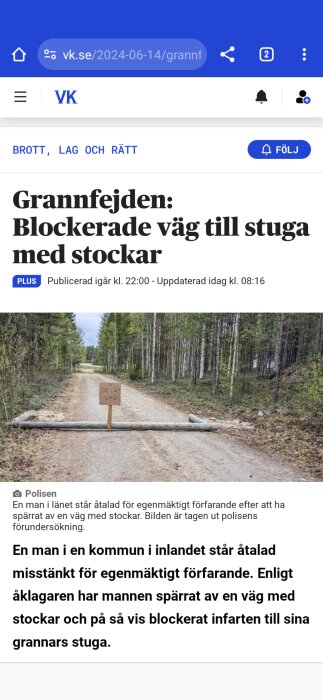 Stenlagd väg i skogen avspärrad med stockar och en skylt med texten "Privat väg".