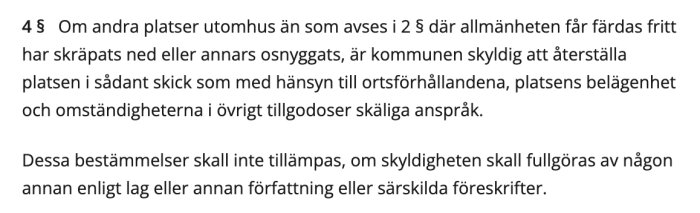 Utdrag ur svensk lagtext som beskriver kommunens ansvar att återställa nedskräpade platser utomhus som allmänheten får färdas fritt på enligt 4 §.