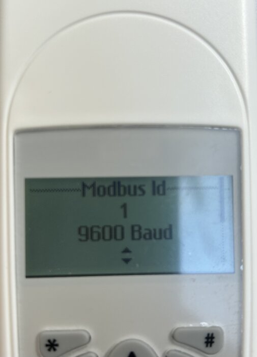 Närbild av en display som visar inställningarna Modbus Id=1 och 9600 Baud.