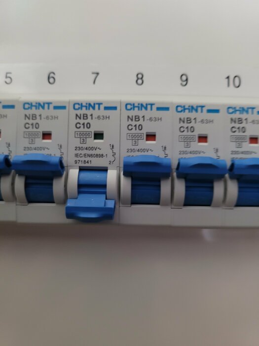 Automatsäkring nummer 7 i en serie CHINT NB1-63H C10 automatsäkringar monterade i en elcentral.