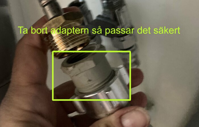 Hand som håller en metalladapter med texten "Ta bort adaptern så passar det säkert" i bakgrunden.