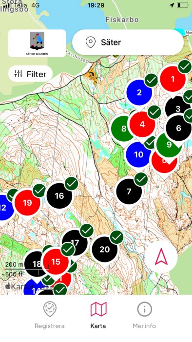 Karta över Säters kommun med olika markerade platser i cirklar med nummer och färger, några med gröna bockar, och knappar för att filtrera och registrera längst ner.