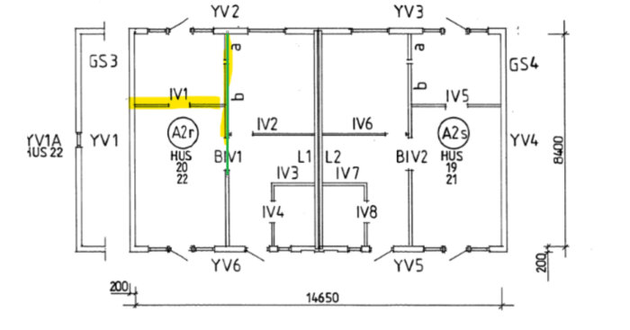 Planritning över ett rum med bärande väggar markerade i grönt och icke-bärande väggar markerade i gult. Diskuteras rivning för öppen planlösning och användning av stålbalk.