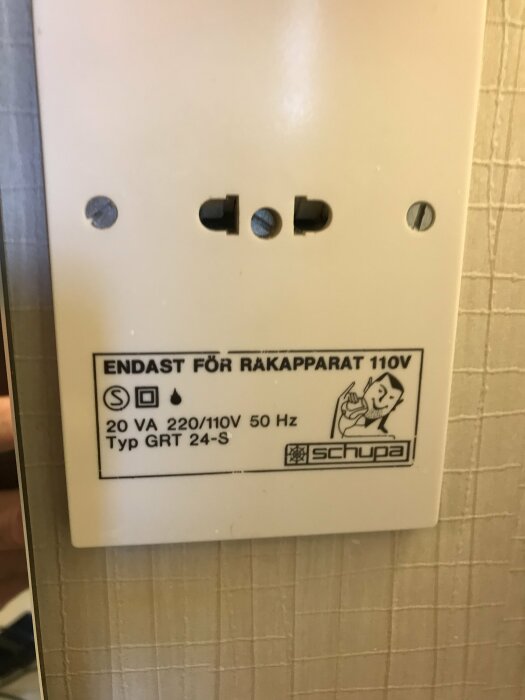 110V rakapparatuttag från SCHUPA, typ GRT 24-S, för 20 VA, 220/110V, 50 Hz. Uttaget har två skruvar och tydliga märkningar för användning.