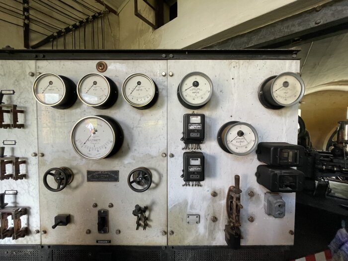 Mätartavlor och reglage från kraftstationen på Hargs bruk med mätare för ampere, volt och kilowatt samt övriga kontrollpaneler.