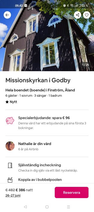 Framsidan av ett svart hus med vita fönsterkarmar och dekorativa detaljer, marknadsfört som boende på Airbnb i Godby, Åland.